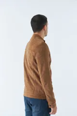 Campera marrón de gamuza para hombre, con cuello mao, cierre frontal con cremallera, bolsillos laterales con cierre y puños con botón.
