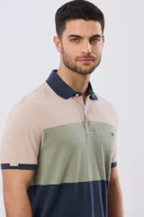 Remera polo de piqué con diseño de franjas horizontales en bloques de color, manga corta, cuello camisero y cartera de botones.