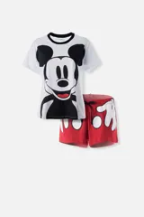 Conjunto de pijama blanco con estampado de Minnie Mouse, compuesto por una remera de manga corta con cuello redondo negro y un short rojo con cintura ajustable y estampado de manos de Minnie.