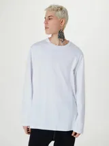 Remera de manga larga blanca con cuello redondo y corte básico.