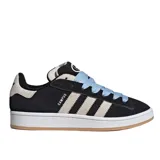 Championes Adidas modelo Campus 00s, de diseño robusto inspirado en el skate. Presentan una base de gamuza negra con las icónicas tres tiras laterales y refuerzo en el talón en color gris claro. Incluyen cordones gruesos en color celeste, entresuela blanca y suela de goma color caramelo.