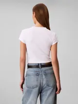 Remera baby fit de Calvin Klein, color blanco, confeccionada en tejido acanalado con cuello redondo y mangas cortas. Presenta el monograma de la marca bordado en el centro del pecho.