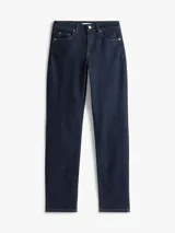 Jean de corte recto y talle medio, confeccionado en mezclilla azul oscuro con costuras en contraste. Presenta un diseño clásico de cinco bolsillos, cierre de botón y cremallera, y detalles distintivos de la marca.