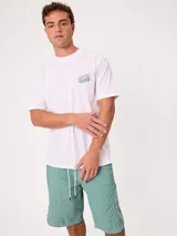 Remera blanca de algodón con calce holgado y pequeño estampado gráfico en el pecho.