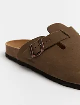 Zuecos de cuero marca Freeway, modelo de diseño clásico con hebilla ajustable, plantilla anatómica y suela resistente.