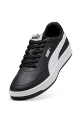 Championes Puma Court Classic Clean, color blanco con la icónica franja lateral de Puma en color negro. Diseño urbano con suela de goma y detalles de la marca en la lengüeta y el talón.