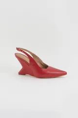 Zapatos de tacón cuña estructural color negro, con punta fina cerrada, diseño descalzo y tira ajustable al talón.
