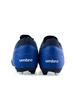 Championes de fútbol Umbro modelo Legend, color negro con suela blanca y tacos moldeados. Presenta el logo Umbro en blanco en el lateral y una pequeña bandera italiana (verde, blanco y rojo) cerca de los cordones.