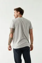 Remera azul marino de algodón con poliéster, corte regular, cuello redondo, manga corta y logo bordado en el pecho.