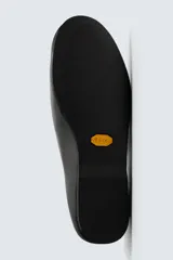 Mocasín de piel color negro con construcción desestructurada que permite usarlo como zapato destalonado. Cuenta con horma redonda, forro y plantilla de piel, y suela de goma VIBRAM®.