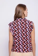 Camisa sin mangas estampada con volados en los hombros, cuello camisero y seis botones de plástico.