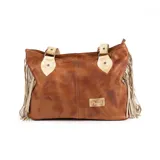 Cartera tipo shopper de cuero en color marrón con efecto gastado, asas y detalles en cuero natural, y flecos colgantes en los laterales. Cuenta con cierre superior y placa metálica con la marca grabada.