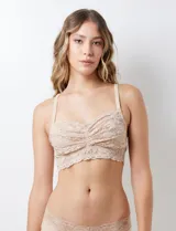 Bralette de encaje floral color rosa pálido, con breteles finos regulables, sin aro ni relleno, con forro interno de microtul elastizado y cierre trasero de tres posiciones.