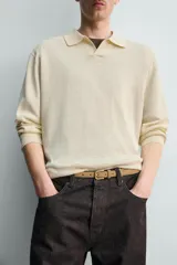 Polo de punto regular fit color celeste, tejido con mezcla de cáñamo y algodón. Presenta cuello tipo solapa con abertura frontal y manga larga, con terminaciones en rib.