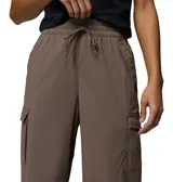 Pantalón cargo de mujer de corte ancho y relajado, color marrón, con cintura elástica ajustable con cordón y bolsillos laterales cargo.