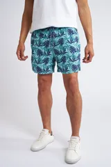 Short de baño con cintura elástica y cordón ajustable, confeccionado en tela ligera de secado rápido. Presenta un estampado botánico integral en tonos amarillos, blancos y azules, con dos bolsillos delanteros y uno posterior.