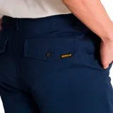 Pantalón chino azul marino de corte tapered straight, con bragueta con cremallera y botón, bolsillos laterales y traseros de ribete con solapa y botón.