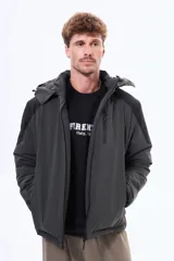 Campera técnica con capucha desmontable, confeccionada en nylon con exterior termosellado y paneles en contraste. Presenta cierre frontal completo, bolsillos laterales y bolsillo en el pecho con cierre, además de un interior diseñado para la retención de calor.