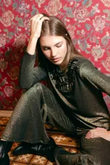 Pantalón elastizado de lurex color dorado, de pierna ancha y caderín fruncido.