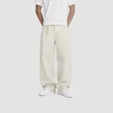 Pantalón de jean corte baggy, color hueso, con diseño de pierna ancha y tiro medio.