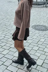 Falda pantalón de tiro medio con diseño de volantes en el ruedo y detalle de frunces en la cintura. Cierre lateral oculto.