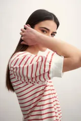 Remera de algodón con estampado de rayas horizontales en color verde claro sobre fondo blanco, con mangas cortas abullonadas y puños lisos.