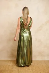 Vestido largo metalizado de color verde militar, con escote en V profundo, corte imperio y falda evasé fluida.