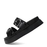 Sandalias de plataforma color negro, de estilo slide, con dos tiras anchas en el empeine decoradas con grandes hebillas metálicas plateadas.