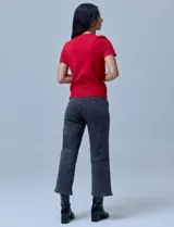 Jean crop de tiro alto, corte recto (straight fit) y color negro lavado. Presenta pretina con pasadores, cierre y botón metálico, y bolsillos delanteros inclinados.