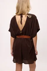 Vestido corto de poliéster color verde azulado, con escote en la espalda y tiras finas para ajustar.