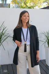 Saco abierto de punto color negro, con mangas largas y bolsillos frontales. Diseño de corte recto y largo medio.