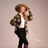 Camisa de abrigo roja y negra a cuadros grandes, de corte recto y manga larga.