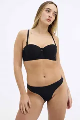 Bombacha de bikini negra de tiro medio, con laterales anchos y corte clásico.