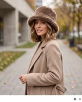 Gorro tipo bucket color marrón de piel sintética de textura suave y mullida.