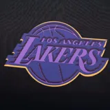 Musculosa de básquet azul marino con detalles laterales en naranja. Presenta el logo oficial de los New York Knicks estampado en el frente y etiqueta de autenticidad NBA en el ruedo.