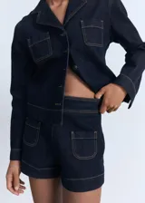 Short de denim azul oscuro con tiro alto y bolsillos de parche delanteros.