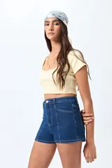 Short de jean azul oscuro, tiro alto y corte ajustado.