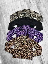 Polera de lycra de manga larga con cuello alto.