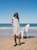 Remerón tejido de punto color azul marino con calados, cuello estilo camisa en verde oscuro con rayas blancas y verdes, y logo bordado en blanco en el pecho.