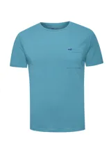 Remera de algodón reciclado y poliéster color celeste, de manga corta, con cuello redondo y bolsillo aplicado en el pecho que incluye un sutil bordado de pato.