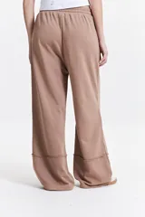 Pantalón de felpa negro con cintura elastizada ajustable, bolsillos laterales y corte acampanado.