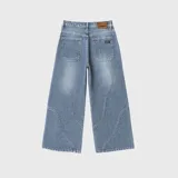 Pantalón de jean estilo baggy con diseño de costuras curvas laterales, tiro medio y corte holgado en las piernas.