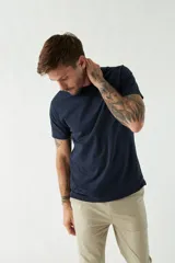 Remera de algodón de corte regular, con cuello redondo, manga corta y logo bordado en el pecho.