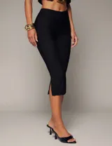 Pantalón capri negro de tiro alto y calce ajustado, con pequeños tajos laterales en los bajos.