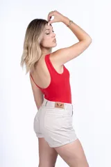 Body color naranja de tejido de punto acanalado, con breteles anchos y escote cuadrado.