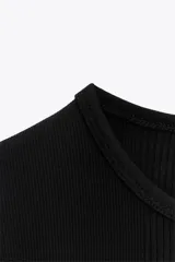 Camiseta de manga corta y cuello redondo, color crema, con tejido acanalado (rib) y corte ajustado (slim fit).