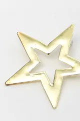 Aros con diseño de estrella grande y calada en el centro, de acabado dorado brillante.