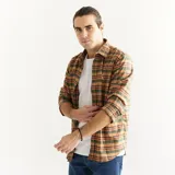 Camisa de manga larga a cuadros en tonos tierra y verde, confeccionada en algodón peinado.