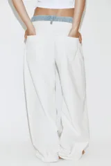 Jeans rectos de tiro medio en color blanco, con diseño de doble cinturilla en tejido denim a contraste, bolsillos y cierre frontal con cremallera y botones.