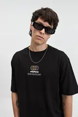Remera negra de algodón con cuello redondo y estampado frontal con el logo de la marca Mistral y texto en blanco.